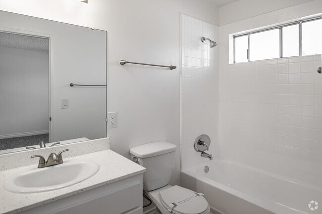 2BR, 2BA - 1,025SF - Second Bathroom - Tustin View