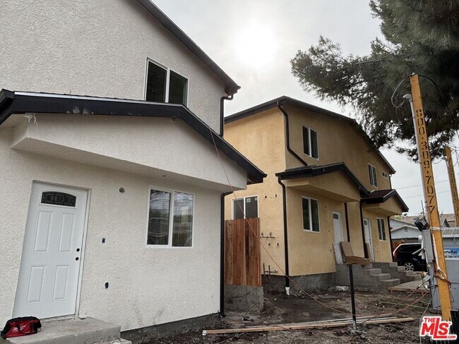 Photo - 1652 Murchison St