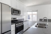 2BR, 2BA - 1,000SF - Kitchen - 4021 Stevely Ave Apartments