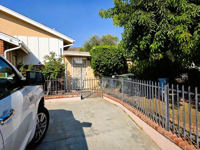 Photo - 2493 Los Feliz Dr