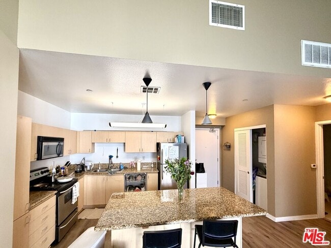 Building Photo - 630 W 6th St Unit 502