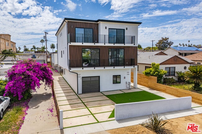 Building Photo - 1525 S Carmelina Ave Unit 1527