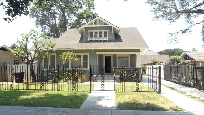 Building Photo - Charming craftsman home located in the hig...