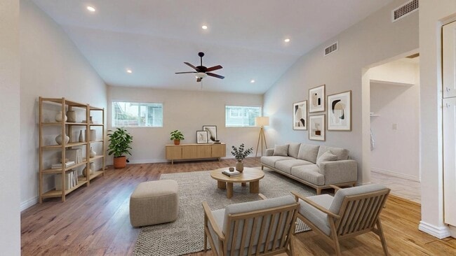 Photo - 1025 W 46th St