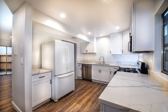 Fully Remodeled Townhouse in Gated Gardena... - Fully Remodeled Townhouse in Gated Gardena...