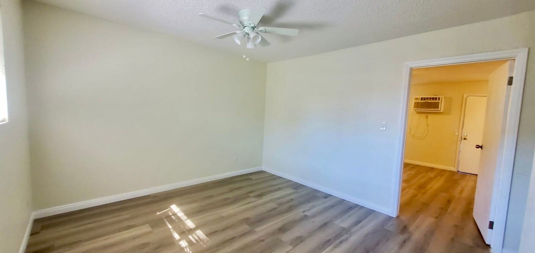 Charming 1-Bedroom Apartment in Prime Van Nuys Location - MOVE IN READY - Charming 1-Bedroom Apartment in Prime Van Nuys Location - MOVE IN READY Unit 11
