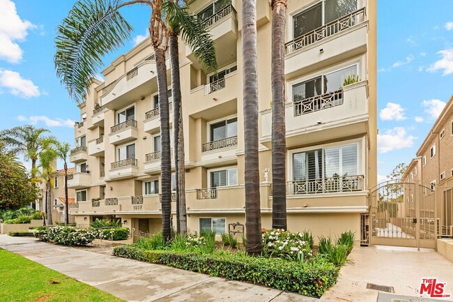 Building Photo - 1337 Wellesley Ave Unit 401