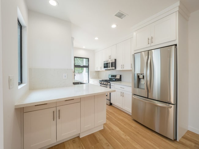 breakfast counter - 10618 Ayres Ave Unit Duplx