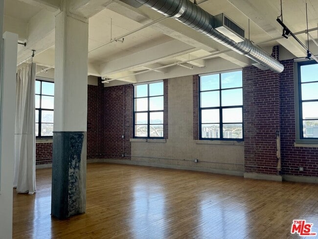 Building Photo - 1850 Industrial St Unit 504