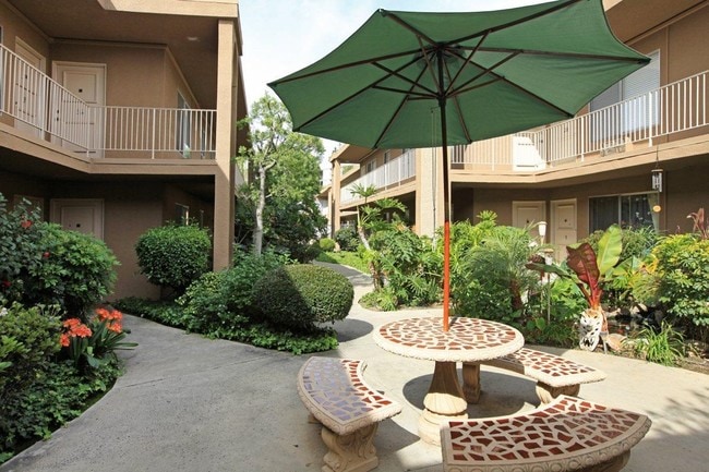Courtyard - Trade Winds Apartments