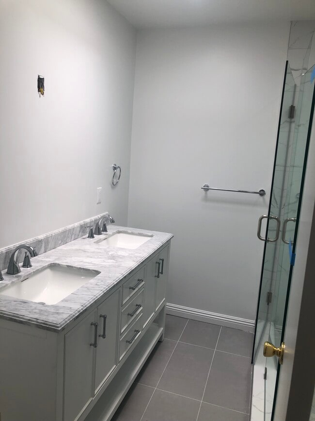 Building Photo - 1477 S Sherbourne Dr Unit 2