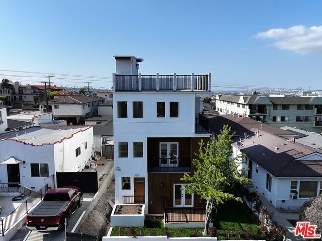 Photo - 778 W 25th St