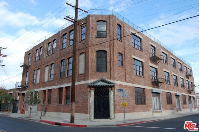 Building Photo - 652 Mateo St Unit 204 Rental