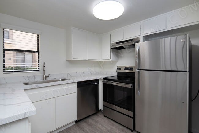 Photo - Tri-Level La Jolla Townhouse with Washer/Dryer and Garage!