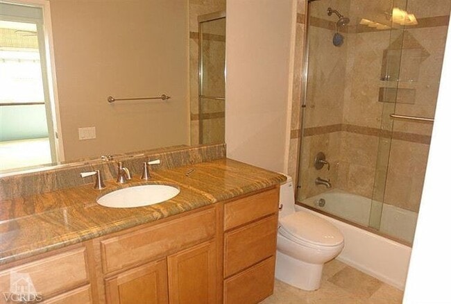 2nd bath room upstairs - 25 Mecklenberg