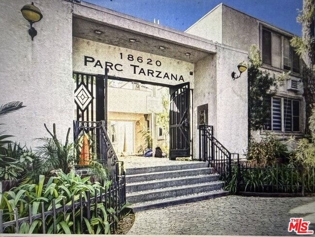 Building Photo - 18620 Hatteras St Unit 145