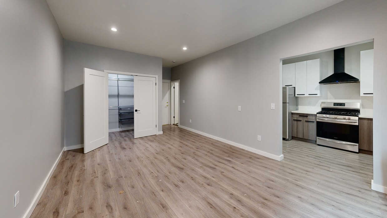 3D Tour - 747 S New Hampshire