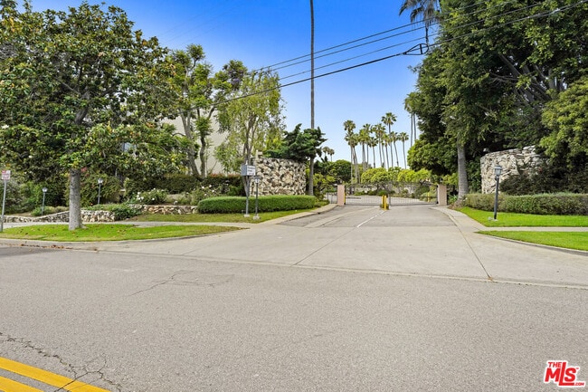 Photo - 271 S Barrington Ave Condo Unit E4