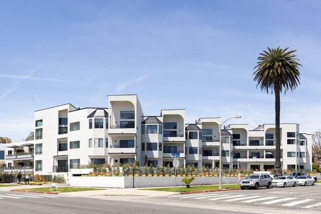Building Photo - Santa Monica 3 Bedroom with Spectacular Ocean Views