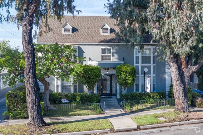 Building Photo - Chateau Olympic Apartments