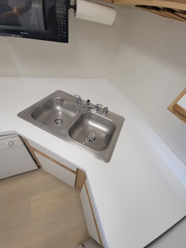 Photo - Spacious One Bedroom in Hillcrest! On-site laundry, and parking garage! Sm dogs OK! Unit 203