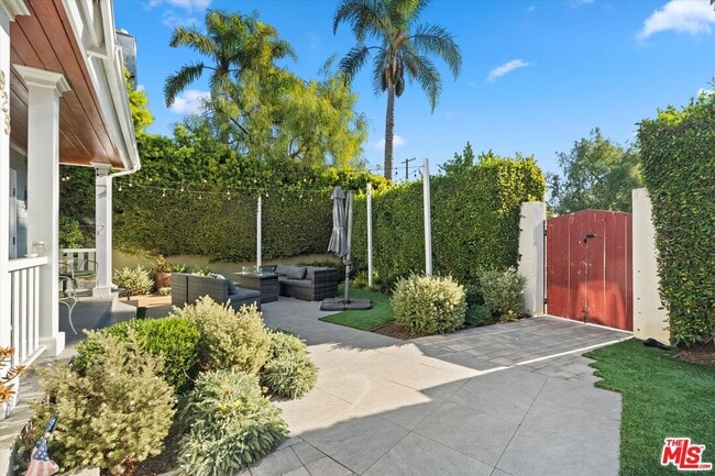 Photo - 925 Dickson St