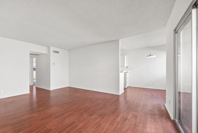 Building Photo - 5400 Newcastle Ave Unit 66