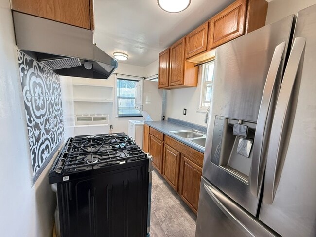 Building Photo - 1327 N Orange Dr Rental