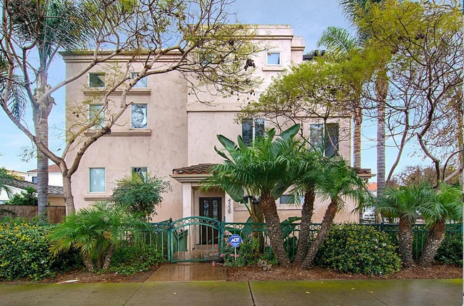 Building Photo - Great two bedroom townhome in Pacific Beach! Close to Beaches, Bay, shopping, restaurants, and fr...