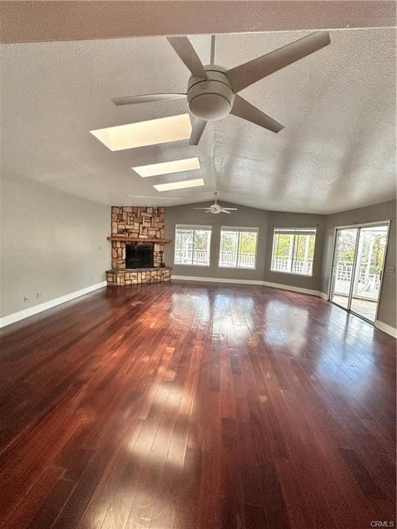 Photo - 2415 Mercedes