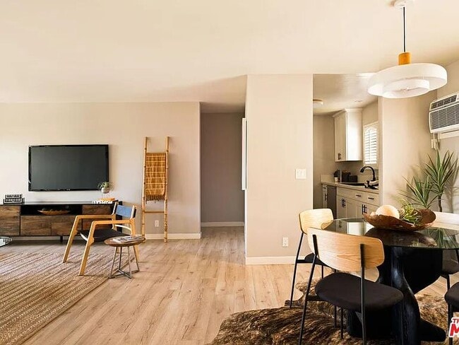 Photo - 8400 De Longpre Ave