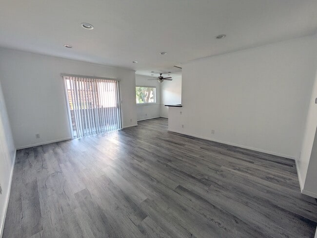 Building Photo - 5349 Newcastle Ave Unit 64 Rental