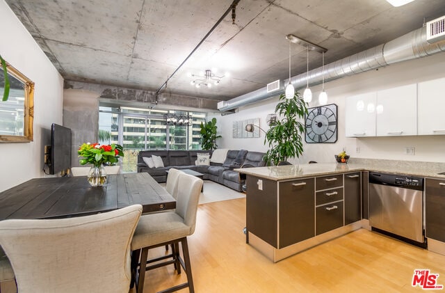 Building Photo - 645 W 9th St Unit 435 Rental
