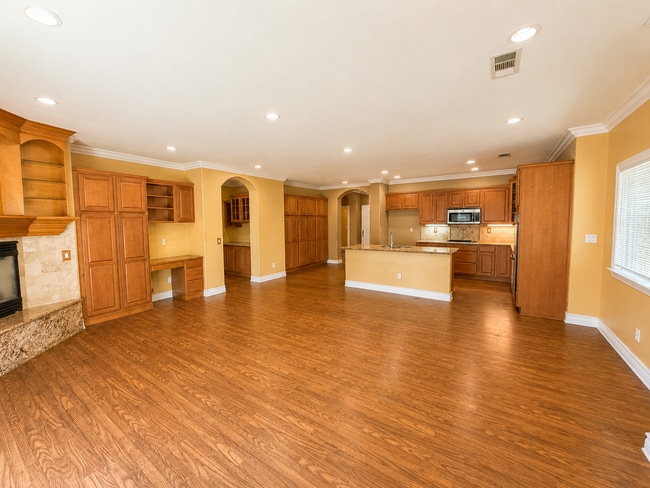 Building Photo - Spacious 3-Bed, 3-Bath + Bonus room as office/den. Great room - Open Kitchen with island. Gem i...
