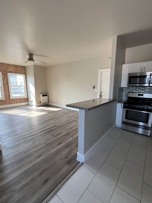 Building Photo - 250 S Kenmore Ave Unit 301