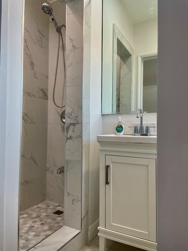 Bathroom Shower (Private) - 2855 Duarte Rd