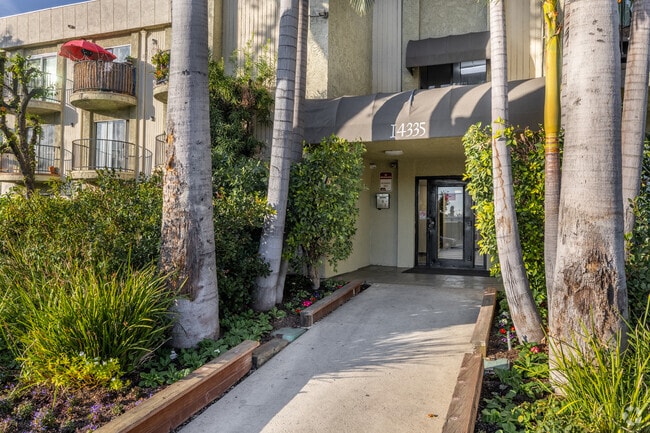 Entrance - Oak Tree Apartments