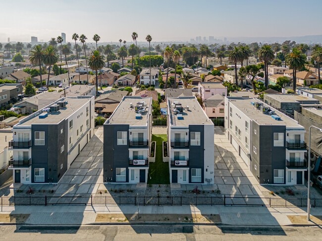 Building Photo - 2733 S La Brea Ave