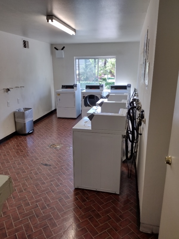 Photo - 5460 White Oak Ave