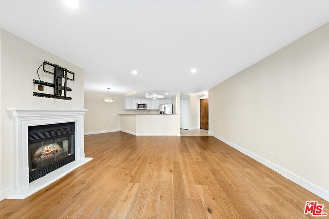 Photo - 1633 S Bentley Ave Unit 101