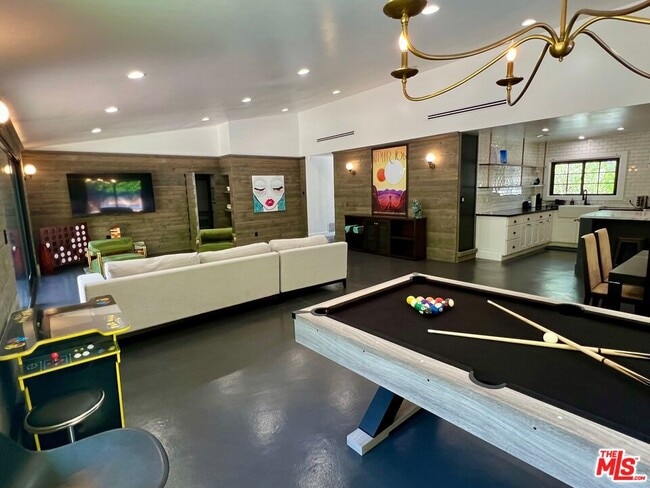 Photo - 16446 Moorpark St