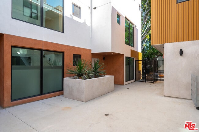 Photo - 1016 N Martel Ave Unit 105