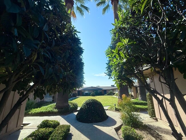 Building Photo - Country Club Villas