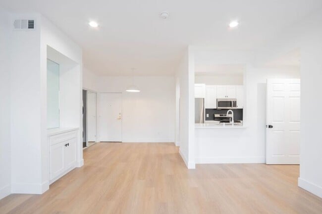 Photo - 1616 N Serrano Ave Unit 205