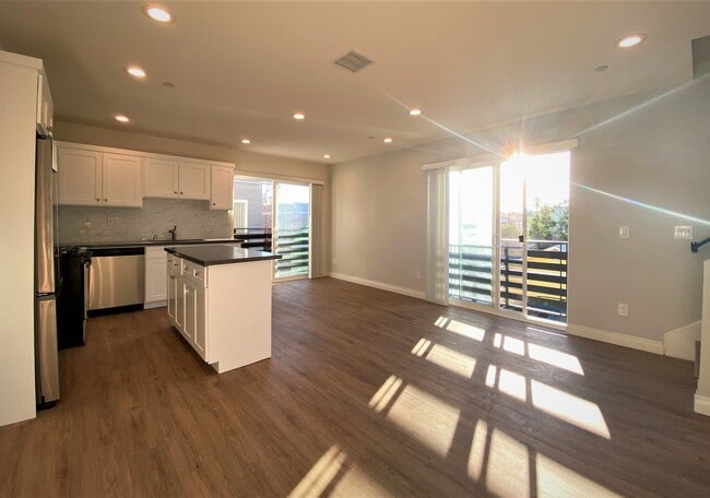 Building Photo - 5544 Romaine St Unit 1