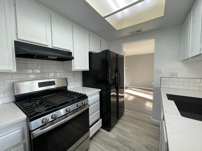 Building Photo - Located in the charming city of San Marcos This 2 bedroom 2 bathroom available on June