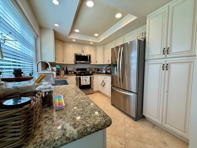 Building Photo - Luxury and Spacious Townhouse with Large Fenced Yard! Double Car Garage!