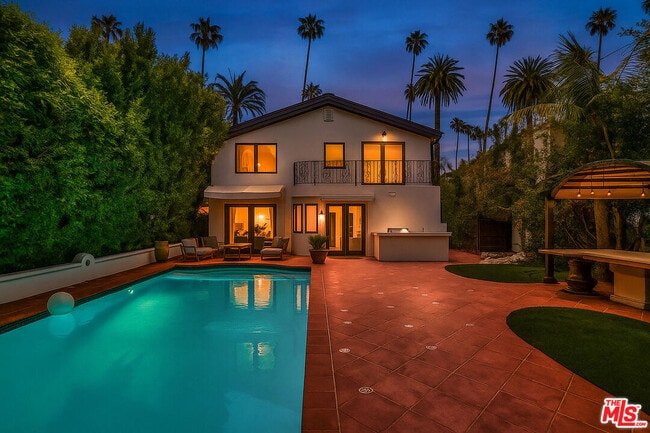 Photo - 209 N Doheny Dr House