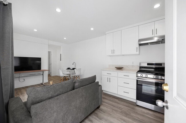 Photo - 18017 Collins St