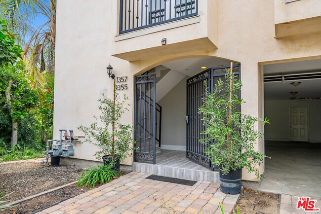 Photo - 1357 Seward St